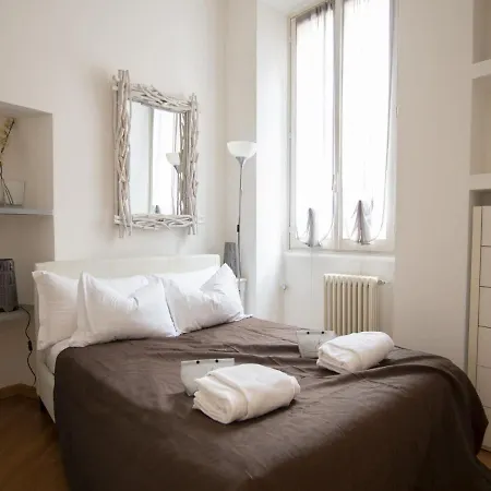 The Rent - Cozy Two-bedroom In Porta Romana District Apartment *